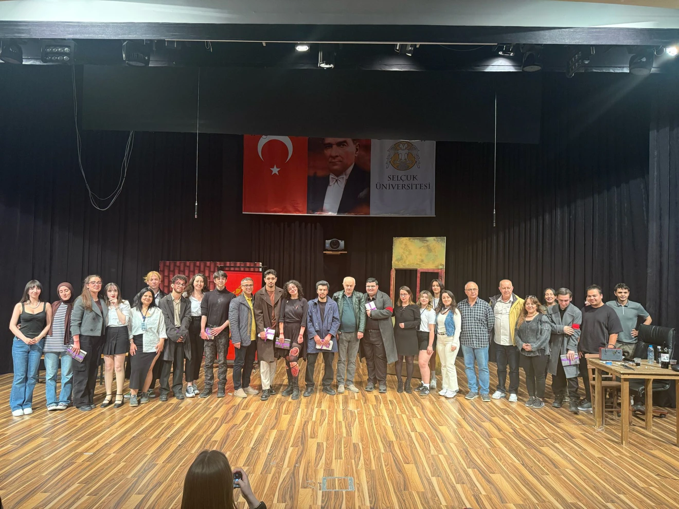 - Jean Paul Sartre'ın "Mezarsız Ölüler" (Morts sans sépultures) Adlı Tiyatro Oyunu
